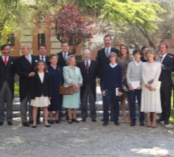 Fotografía de grupo de los Príncipes de Asturias con el galardonado, José Manuel Caballero Bonald, su familia y las autoridades asistentes a la entreg